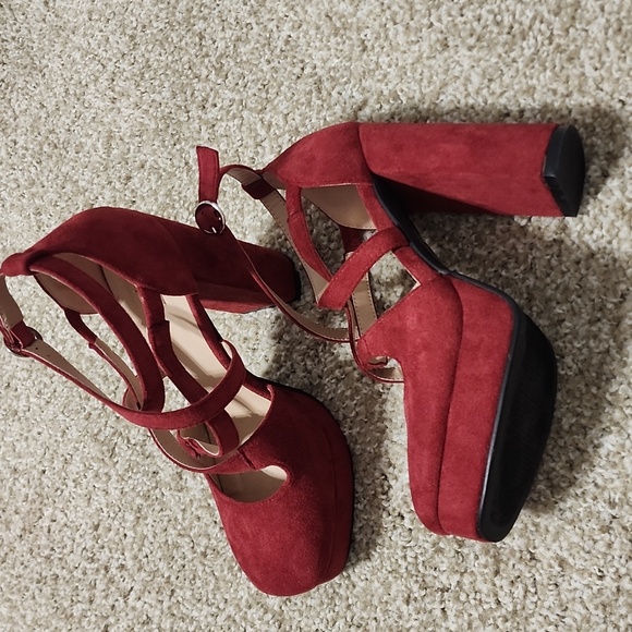 Heels - Picture 5 of 6